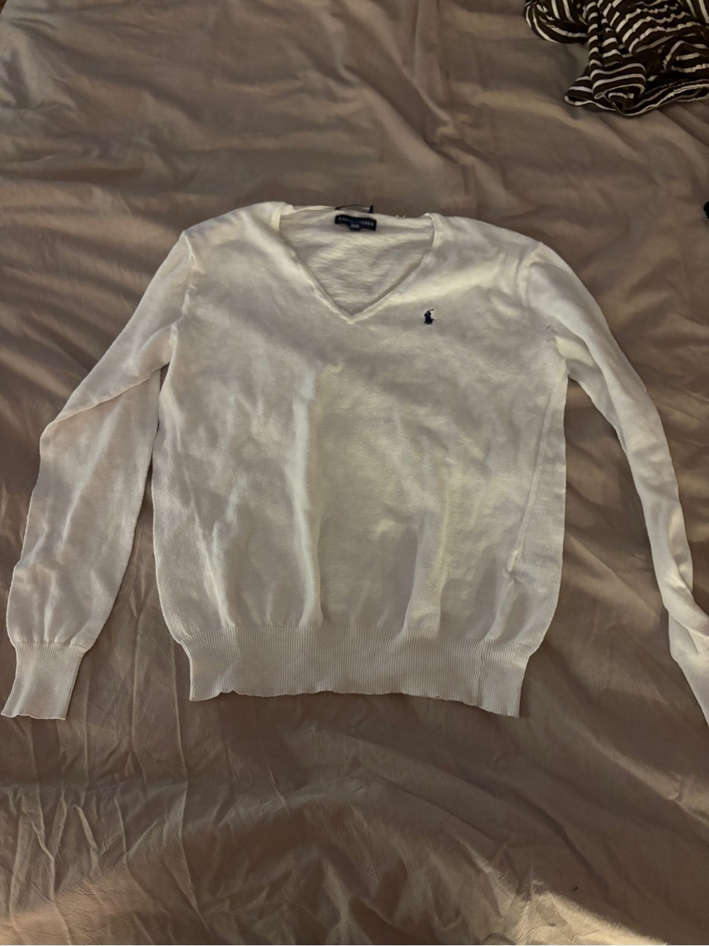 ralph lauren white v neck sweater. *small hole by shoulder* M
